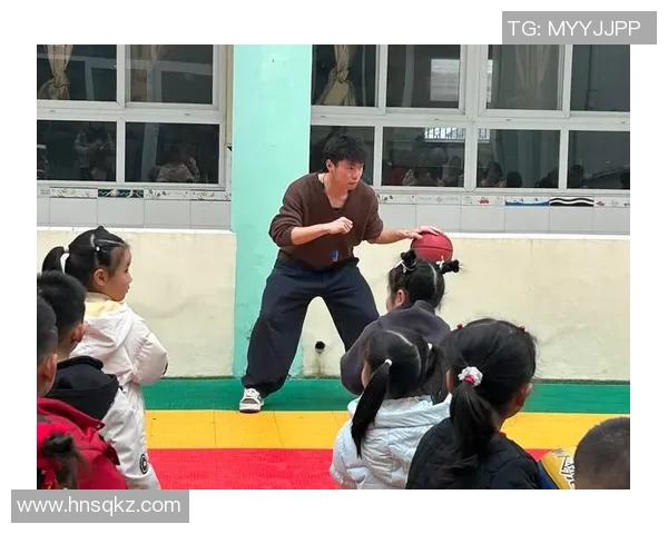 室内运动幼儿园篮球活动促进孩子身体素质与团队合作能力的全面提升